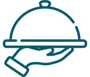 Une main porte un plat